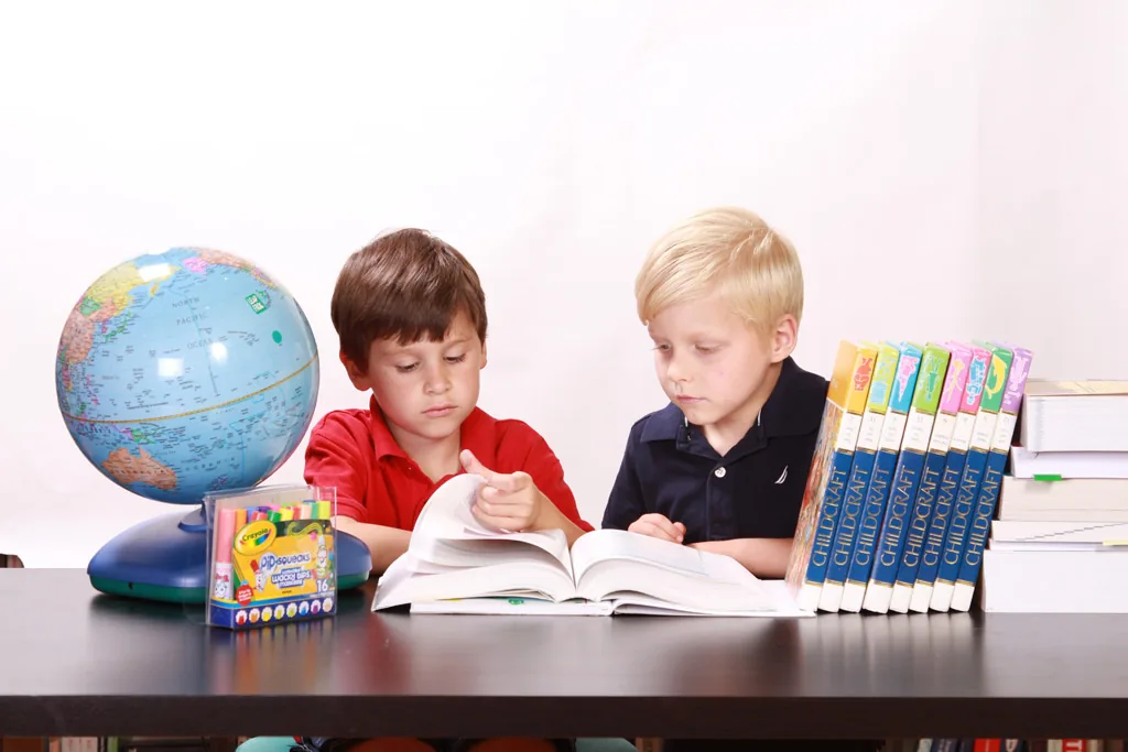 【2026年最新】子どもの英語発音をおうちで劇的に伸ばす！おすすめ知育アプリ・YouTube・オンライン英会話徹底比較